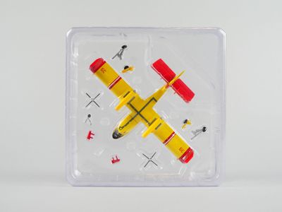 un petit avion miniature dans une boîte transparente rehaussée de touches de rouge et de jaune