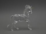 figurine en cristal représentant un cheval sur fond gris