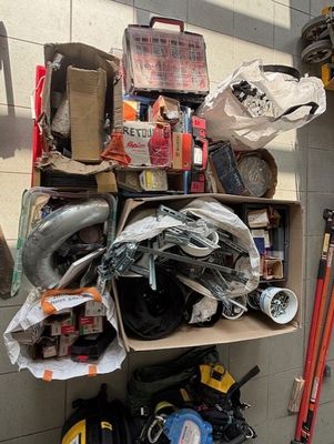 Quincaillerie et visserie marques et dimensions diverses.
