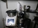 un mixeur posé sur un plan de travail dans une cuisine