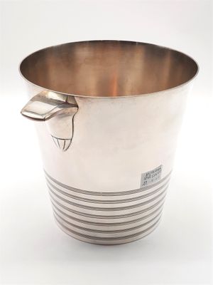 seau à glace plaqué argent avec poignées, sur fond blanc