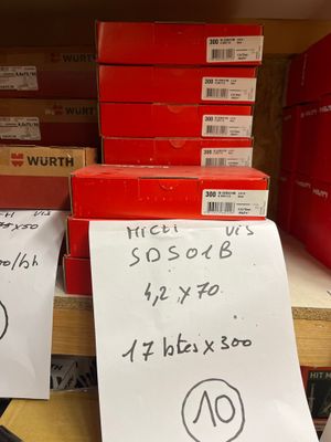 beaucoup de boîtes rouges sur les étagères, avec des étiquettes de prix dessus