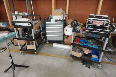 un garage avec beaucoup d'outils et des outils sur le sol