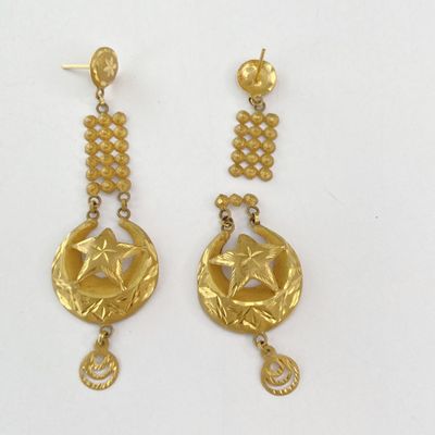 paire de boucles d'oreilles plaquées or avec des perles pendantes et une fleur
