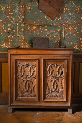 un meuble en bois avec des sculptures dans une pièce