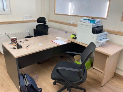 un bureau sur lequel se trouvent une chaise et une imprimante