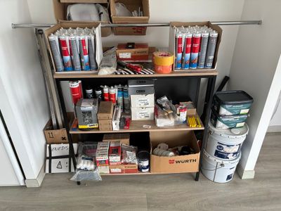 une étagère contenant de nombreux objets différents dans une pièce