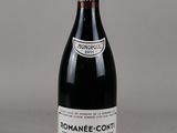 une bouteille de vin posée sur une table