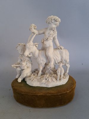 une statue représentant une femme avec une chèvre et un garçon
