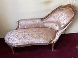 une chaise longue dans un coin de la pièce