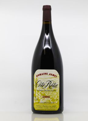 la bouteille de vin est posée sur la table sur fond blanc
