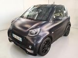 une photo d'une Smart garée dans un garage