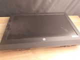 l'image d'un ordinateur portable posé sur une table en bois