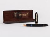 un stylo et une boîte contenant un stylo