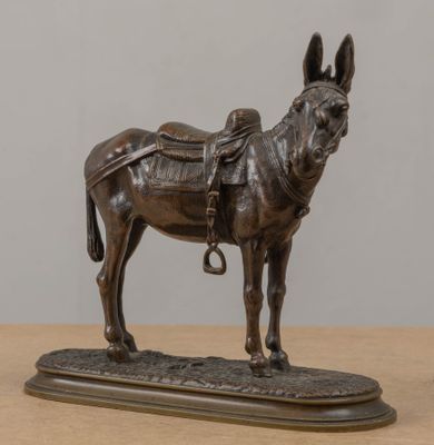 statue en bronze représentant un âne avec une selle sur le dos