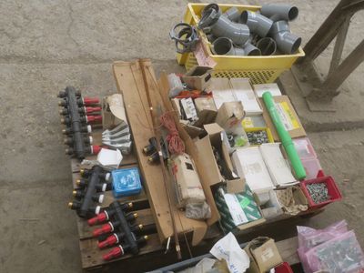 un tas d'objets divers posés sur une palette au sol