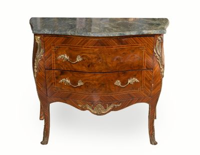 Commode en forme mouvementée en marqueterie de frisage, ouvr…