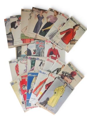 de nombreux magazines de mode vintage posés sur une surface blanche