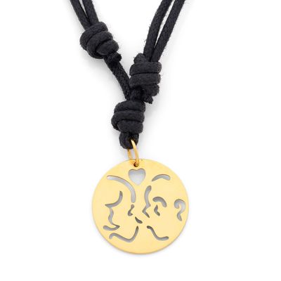 un collier avec un médaillon en or suspendu à un cordon noir