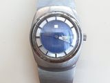 une montre en argent avec un cadran bleu sur un fond blanc