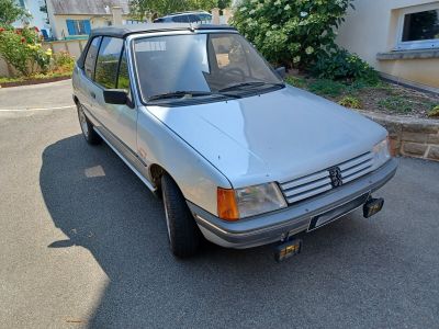 une voiture argentée garée sur le bord de la route