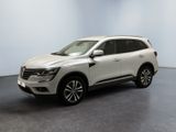un SUV blanc garé dans une pièce aux murs bleus