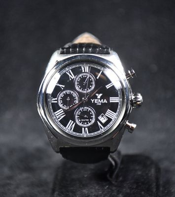 une image représentant une montre avec des chiffres romains sur fond noir