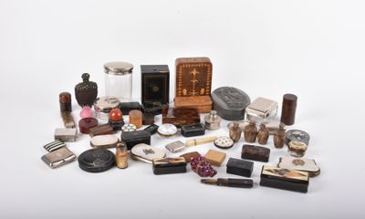 Important lot de boites diverses en bois noirci, porcelaine,… - Photo 1