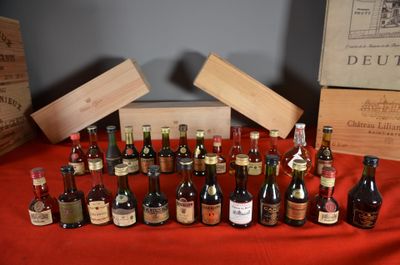 plusieurs bouteilles de vin sont alignées sur une table