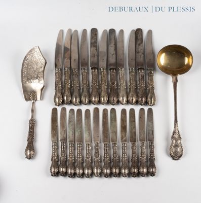 beaucoup de cuillères en argent et de cuillères posées sur une table