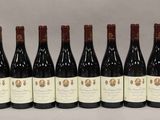 six bouteilles de vin alignées sur une table