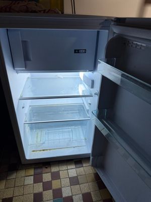un réfrigérateur ouvert qui se trouve dans une cuisine
