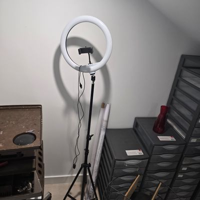a light that is on top of a tripod in a room
