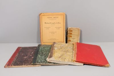plusieurs livres sont empilés sur une table