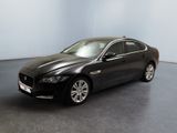 La Jaguar noire est garée dans une grande pièce au sol noir.