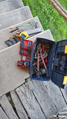Boîte à outils avec son contenu, dont coupe boulon, forets s…