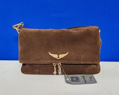 une photo d'un sac à main en daim marron orné d'un oiseau doré