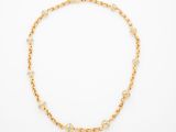 un bracelet en chaîne d'or orné de pierres blanches