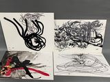 trois cartes ornées de dessins en noir et blanc, posées sur une table