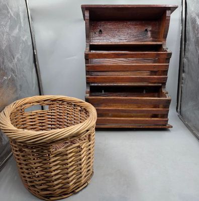 un panier en osier posé à côté d'une commode en bois