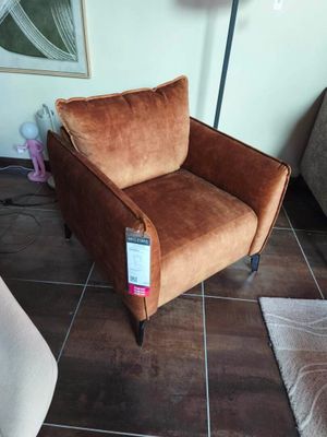 un fauteuil qui se trouve dans un salon