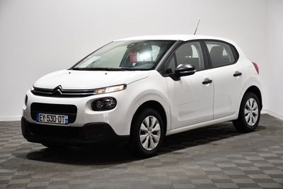 la citrole blanche est garee dans une piece avec un sol en damier
