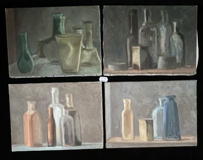 quatre tableaux représentant des vases de différentes couleurs posés sur une étagère dans une pièce sombre