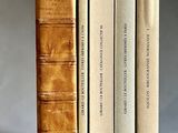 trois livres sont empilés sur une table