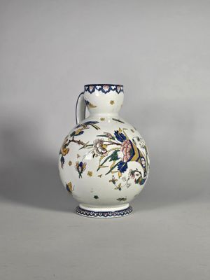 un vase blanc orné d'un motif floral