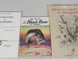 trois livres sont posés sur une table les uns à côté des autres