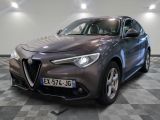 vue de face d'une Alfa Romeo grise sur un sol à damier