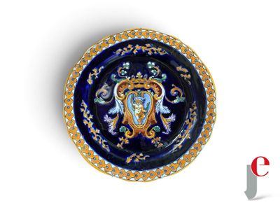 une assiette bleue et dorée sur laquelle est représenté un lion