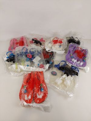 beaucoup de jouets en plastique dans des sacs posés sur la table