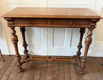 une table en bois surmontée de deux tiroirs
